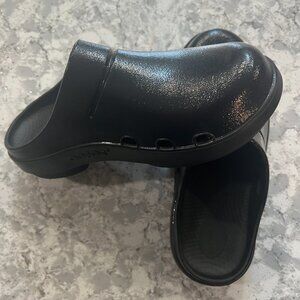 OOFOS Glossy Black Clogs